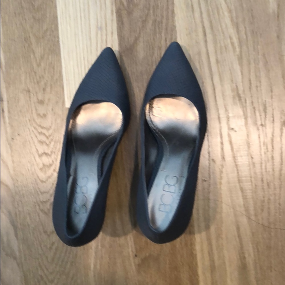 BCBG Gray Textured Pumps!